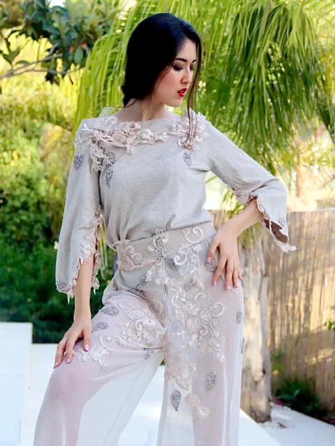 Sutil Chic – Conjunto de Jersey y Pantalón con Encaje, Cristales y Pedrería