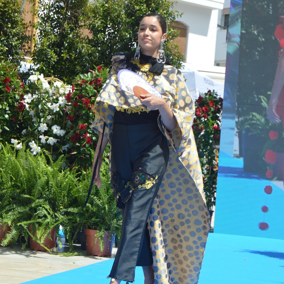Modelo Vestida con conjunto exclusivo de Inma de la Riva